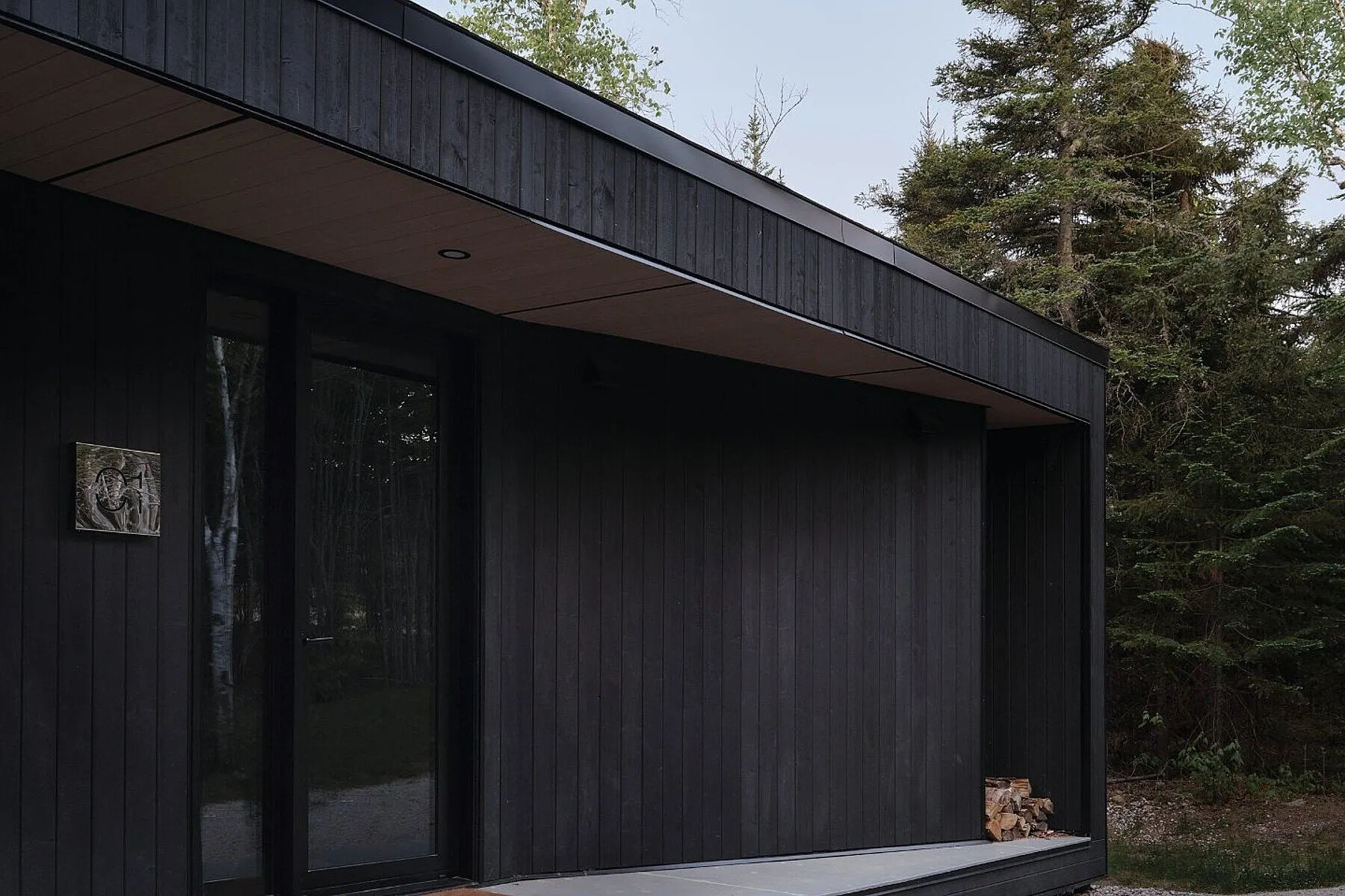 maison contemporaine en bois noir