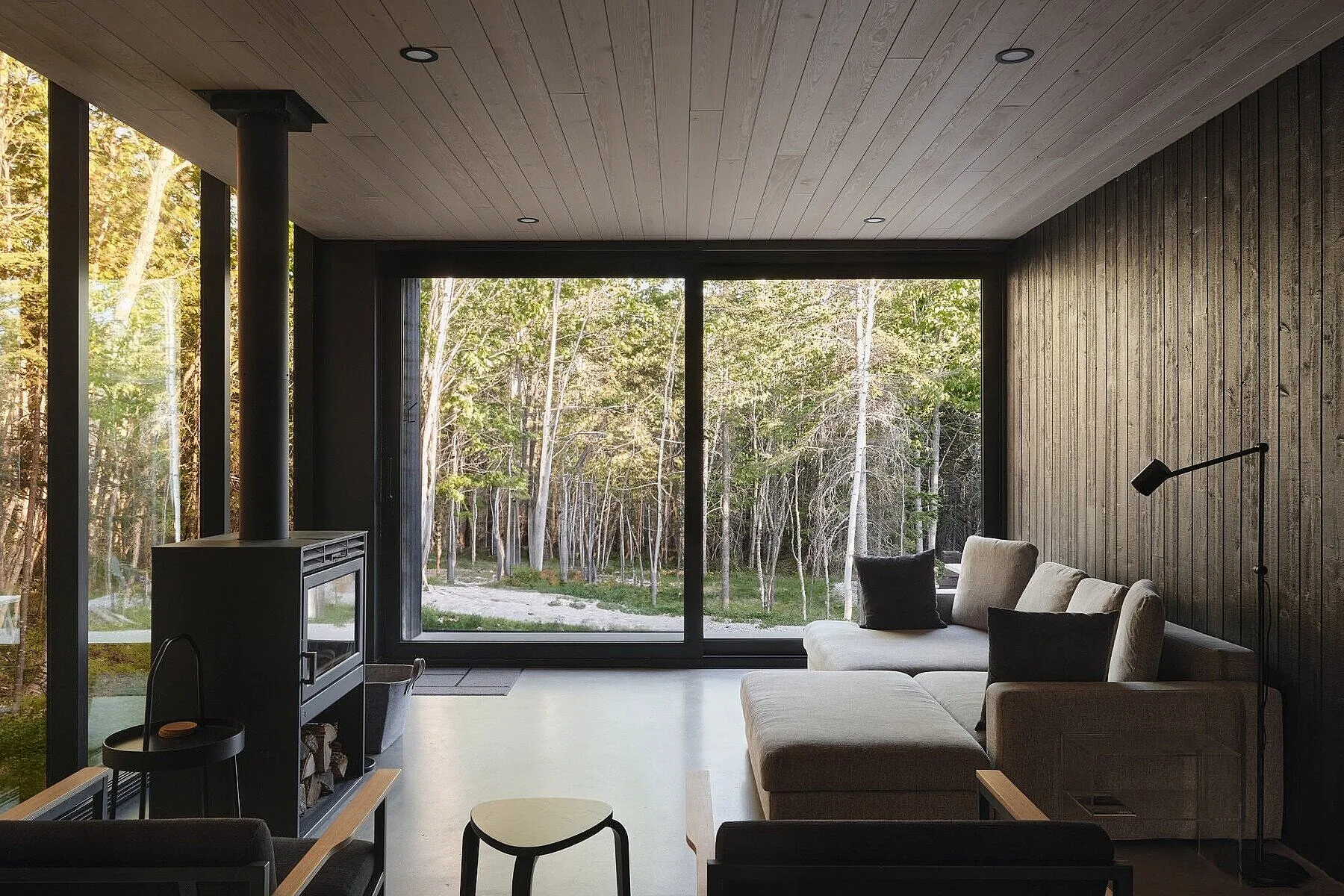 salon avec poêle maison contemporaine