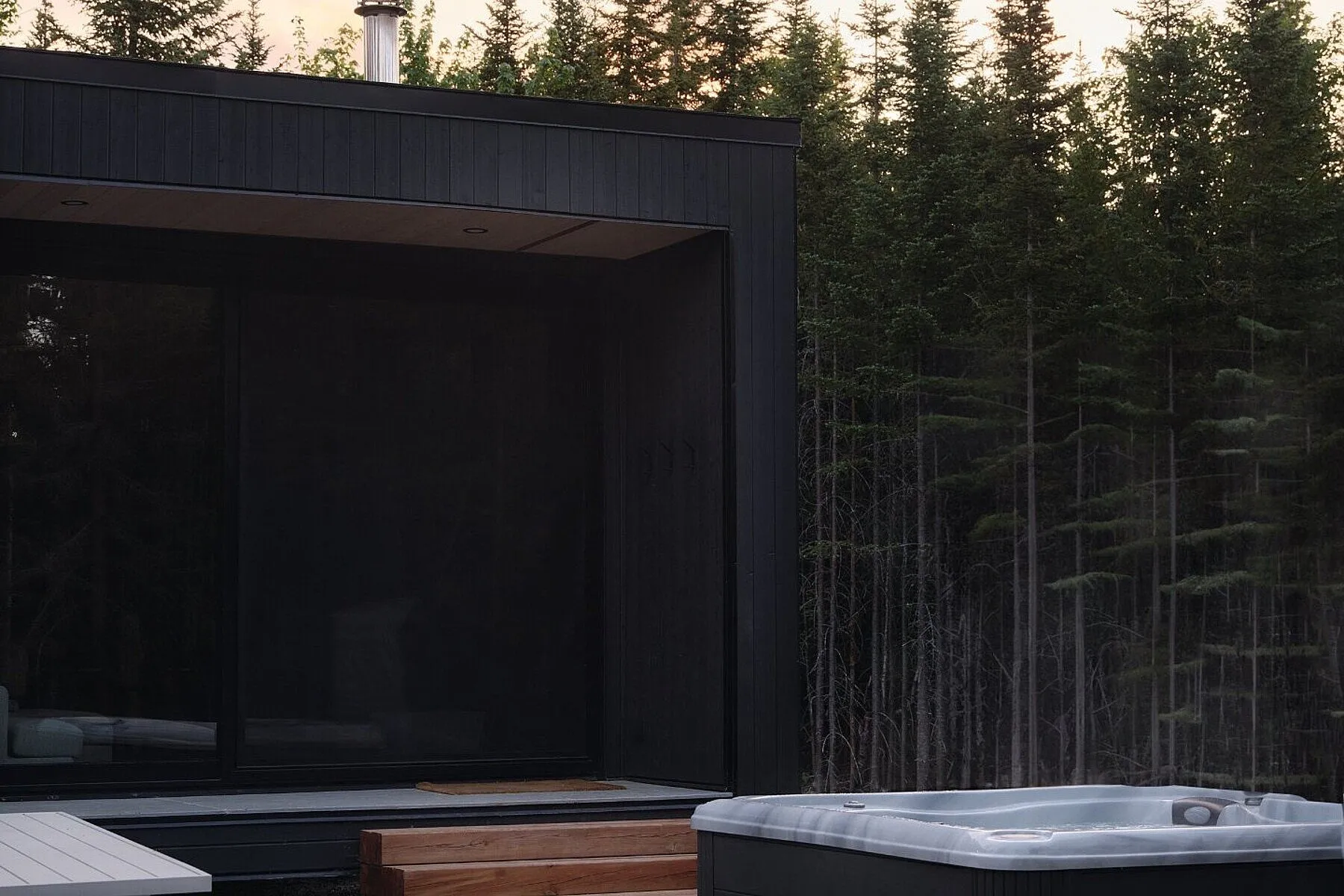 maison contemporaine en bois noir