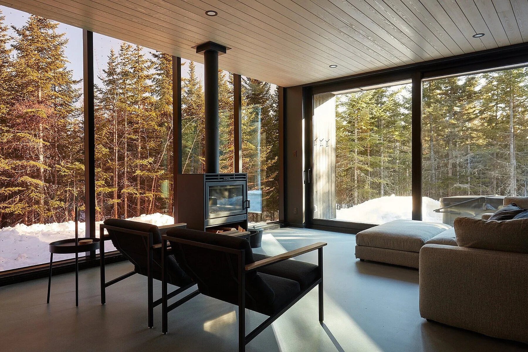 salon avec poêle maison contemporaine