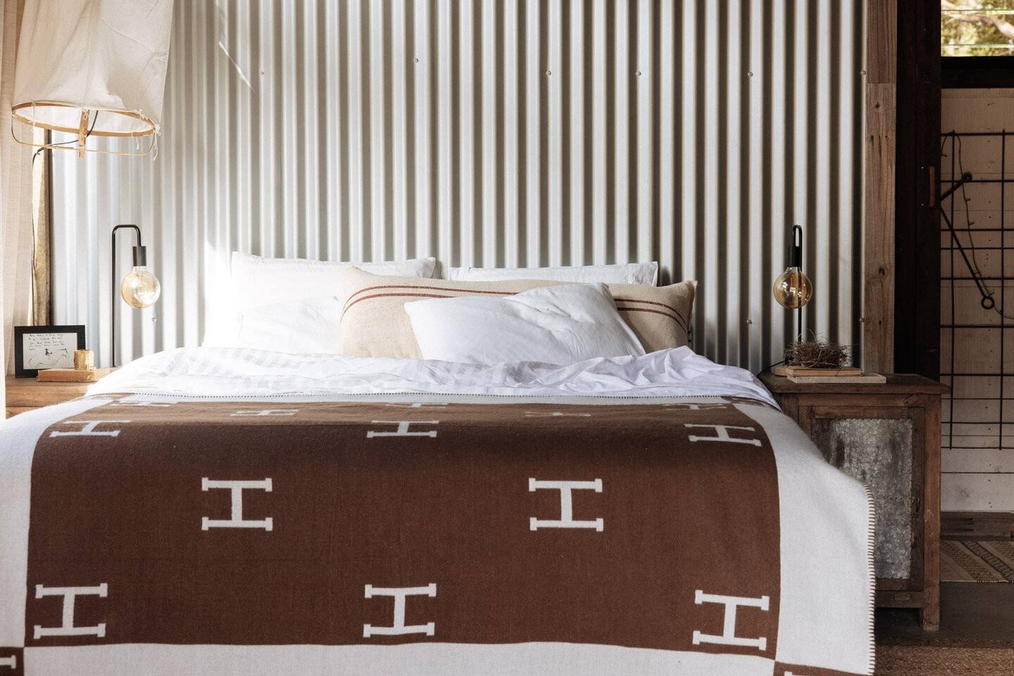chambre mur métal maison rustique chic Hillview Stables Australie chambre mur métal maison rustique chic Hillview Stables Australie