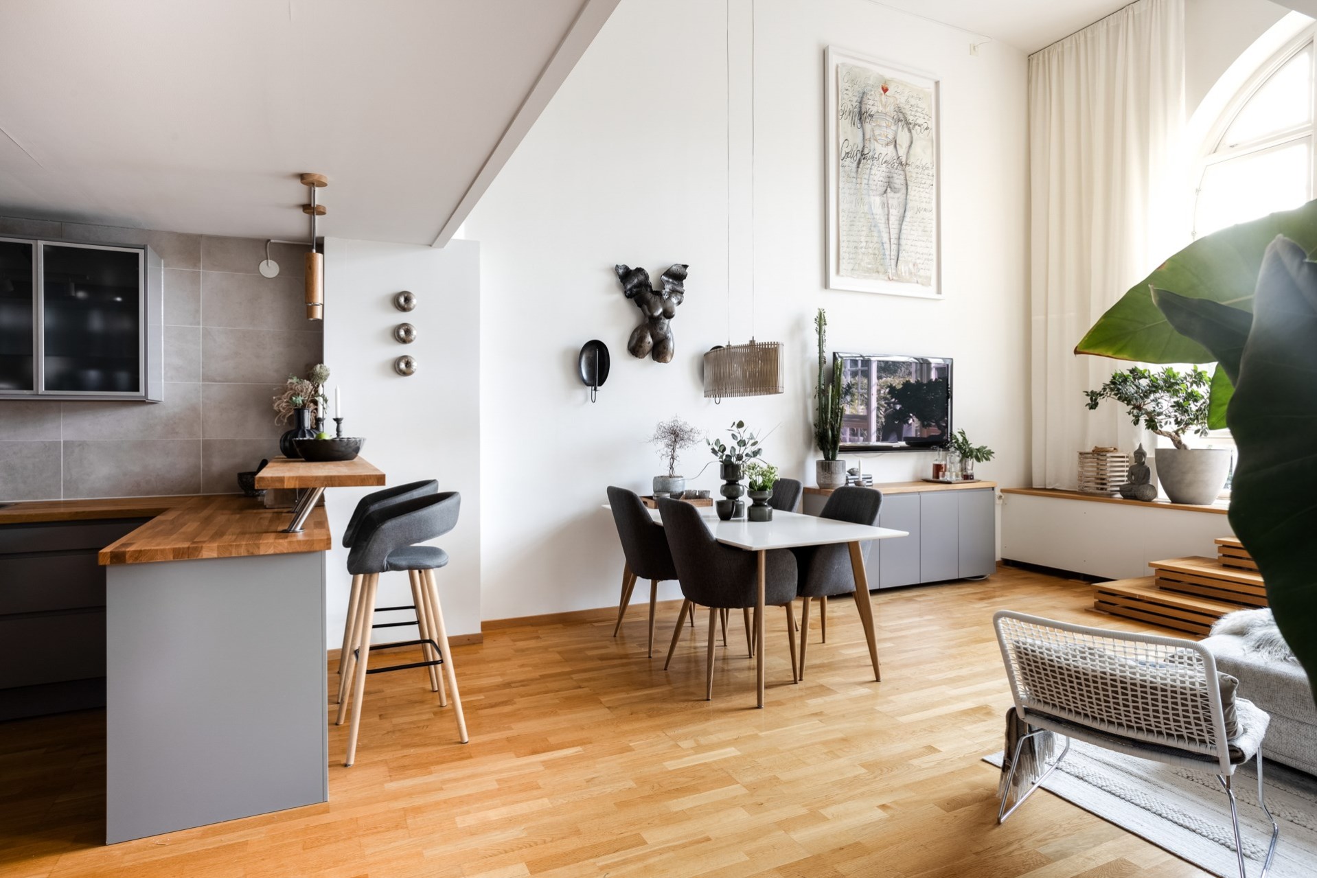 salon avec fenêtre cintrée et mezzanine appartement en duplex salon avec fenêtre cintrée et mezzanine appartement en duplex
