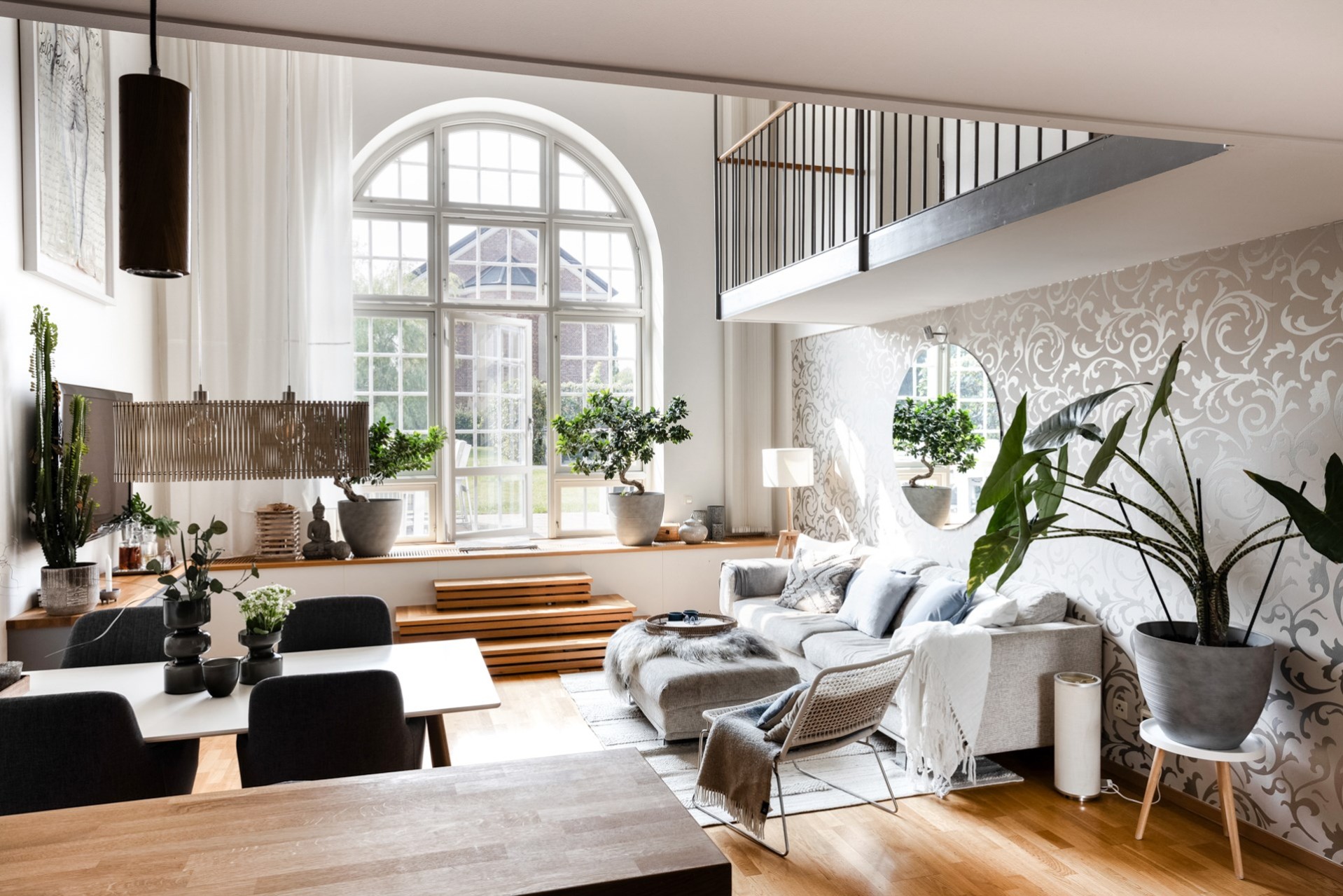 salon avec fenêtre cintrée et mezzanine appartement en duplex salon avec fenêtre cintrée et mezzanine appartement en duplex