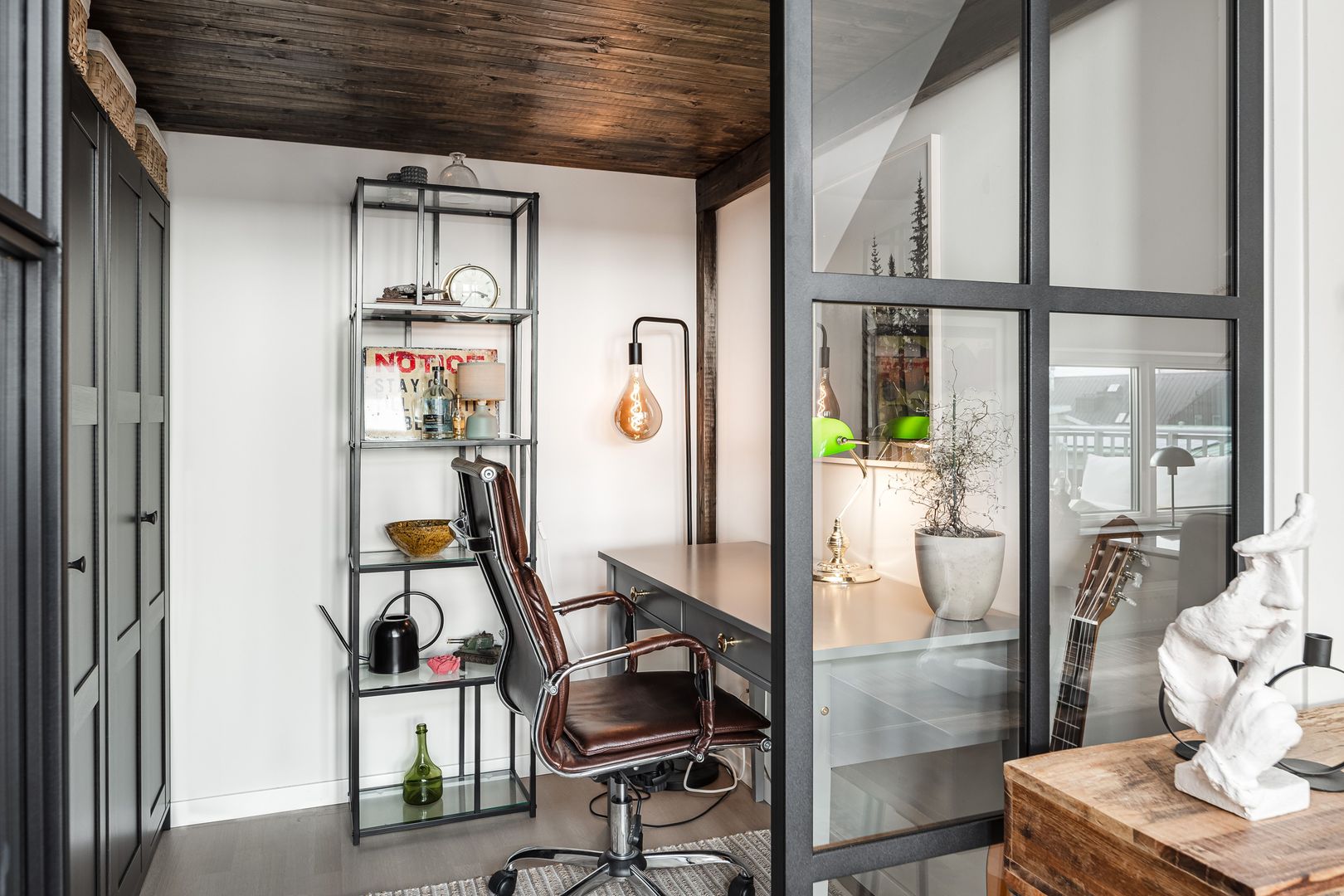 bureau fermé par verrière sous mezzanine deux-pièces en duplex de 41m2 bureau fermé par verrière sous mezzanine deux-pièces en duplex de 41m2