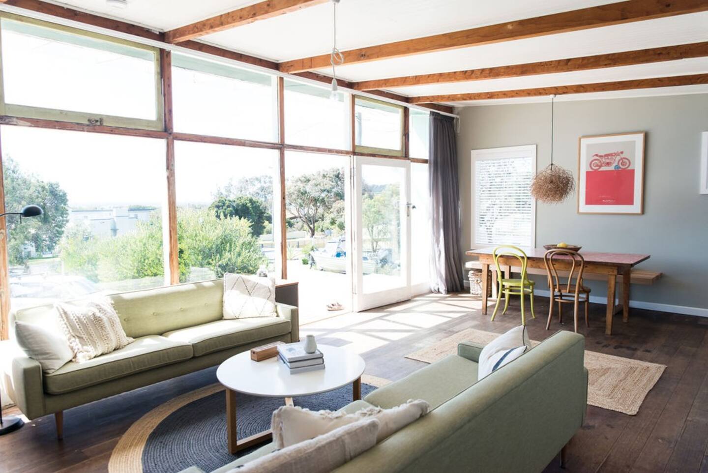 salon avec baies vitrées décoration contemporaine Drift Beach Shack Tasmanie