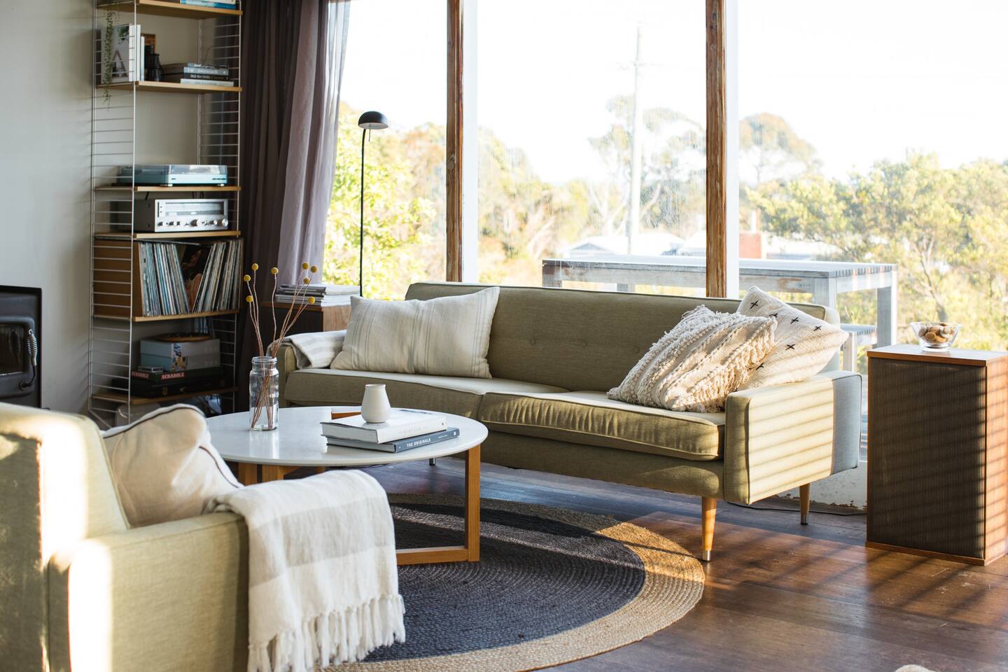 salon avec baies vitrées décoration contemporaine Drift Beach Shack Tasmanie