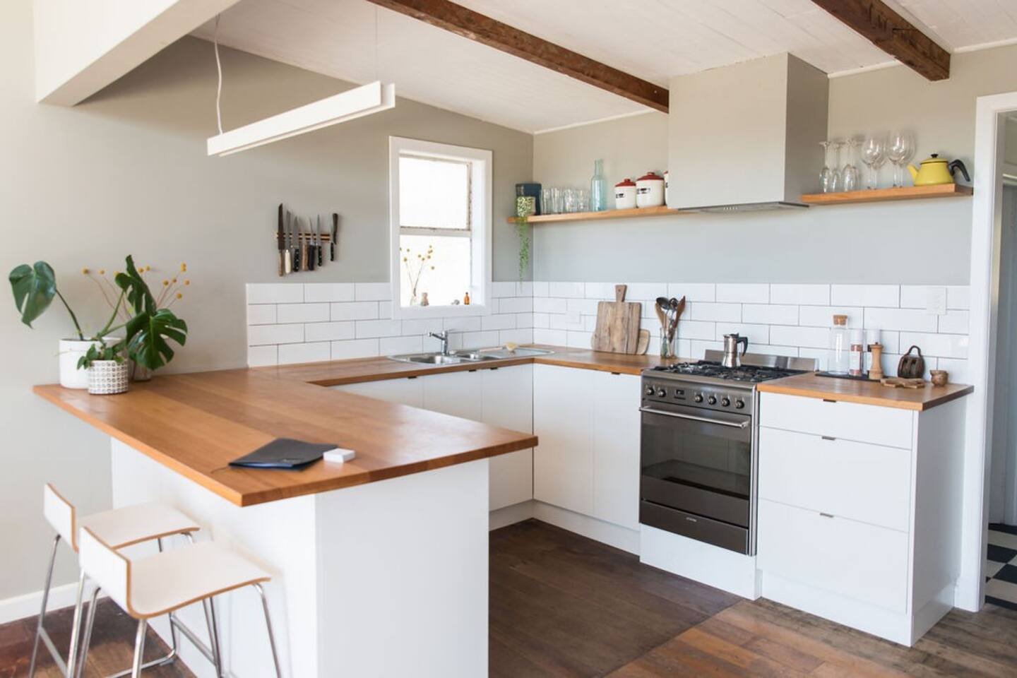cuisine ouverte blanche Drift Beach Shack Tasmanie