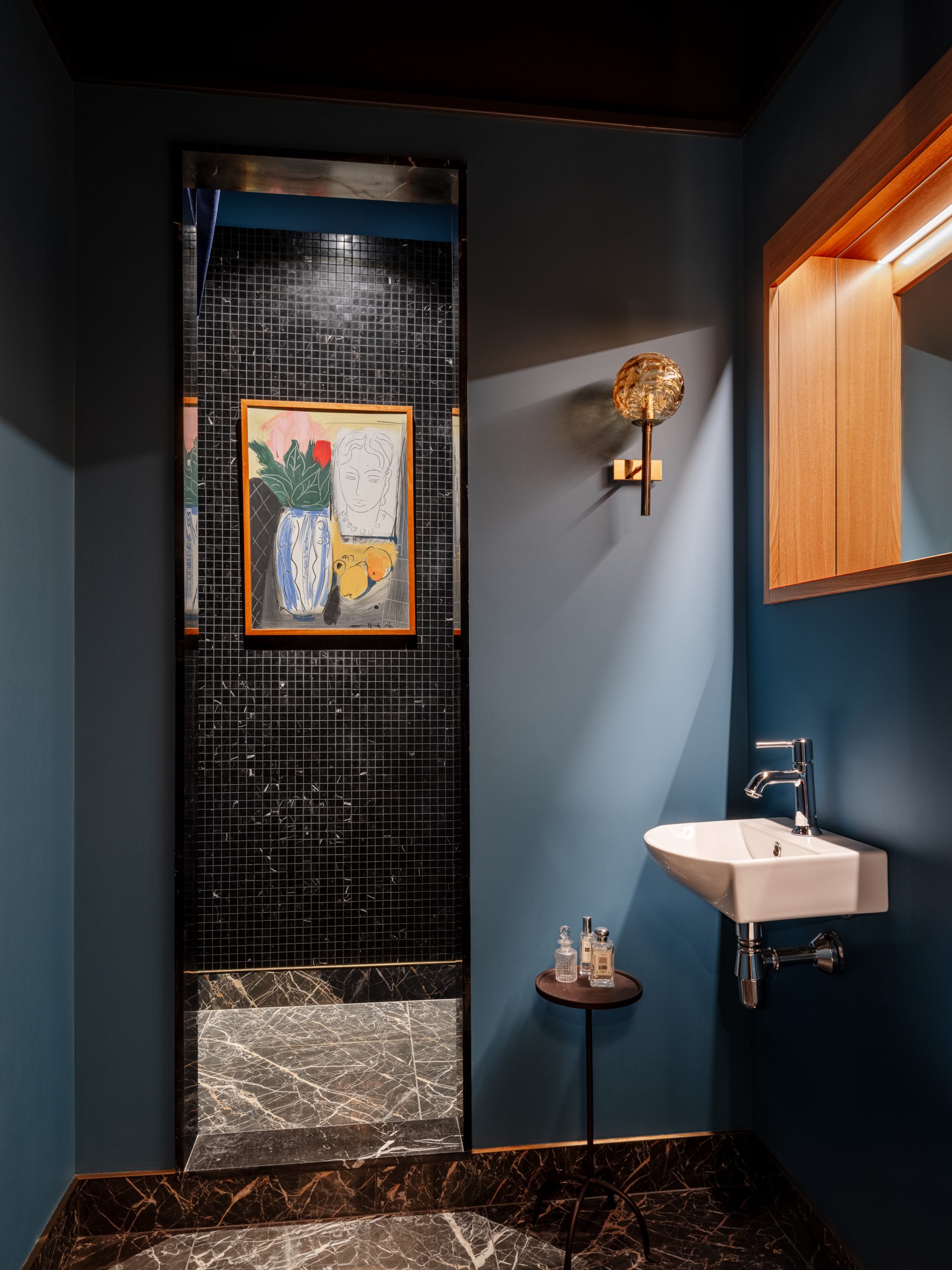 salle de bain bleue et marbre noir salle de bain bleue et marbre noir