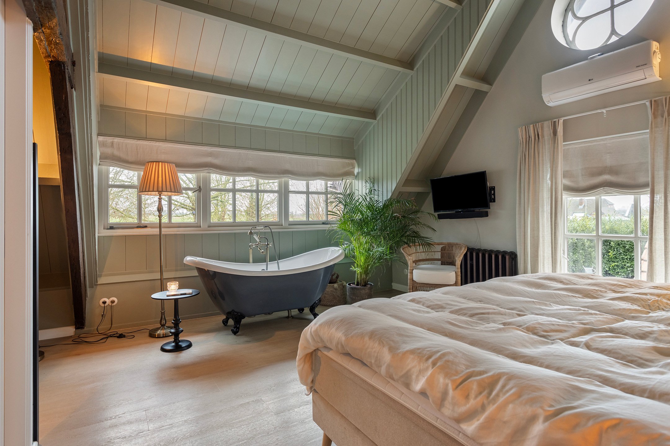 chambre mansardée avec baignoire rétro chambre mansardée avec baignoire rétro