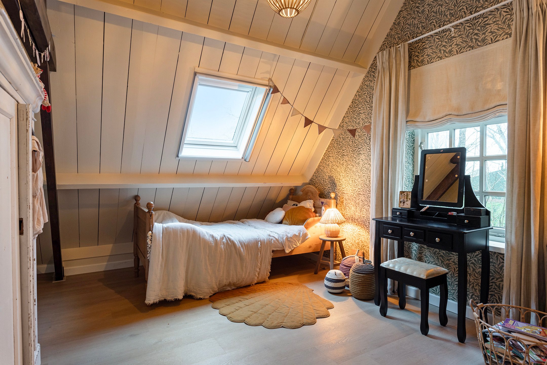 chambre enfant mansardée avec papier-peint végétal chambre enfant mansardée avec papier-peint végétal