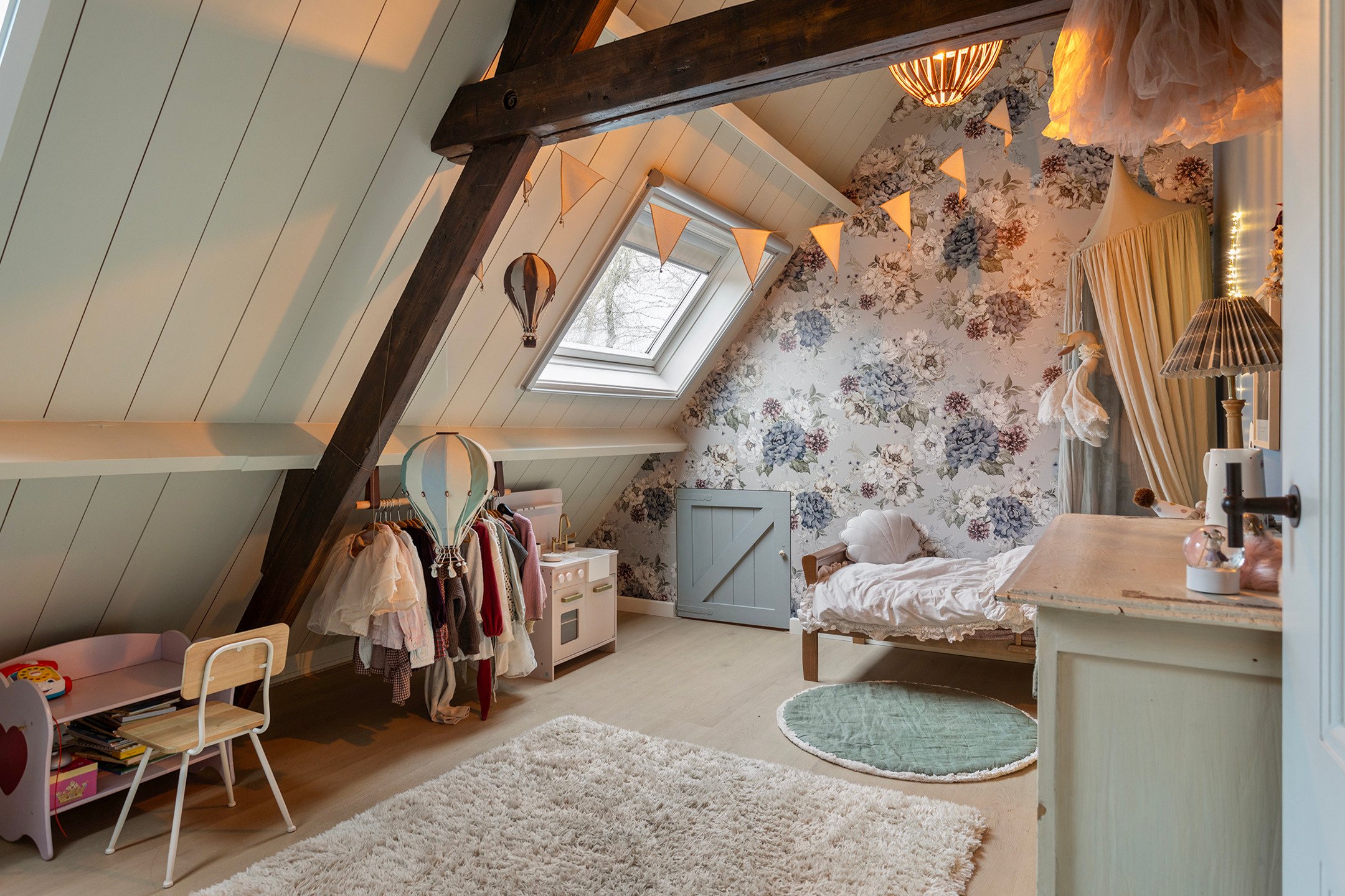 chambre enfant mansardée avec papier-peint végétal chambre enfant mansardée avec papier-peint végétal