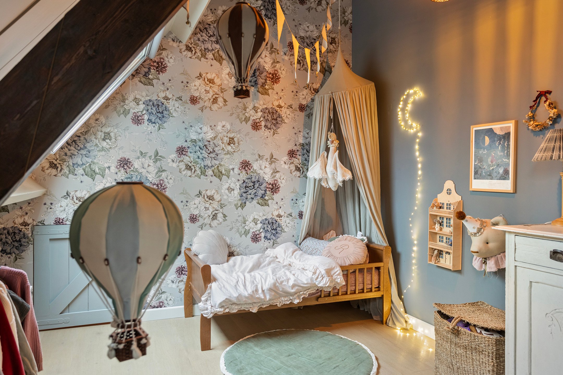chambre enfant mansardée avec papier-peint fleuri chambre enfant mansardée avec papier-peint fleuri