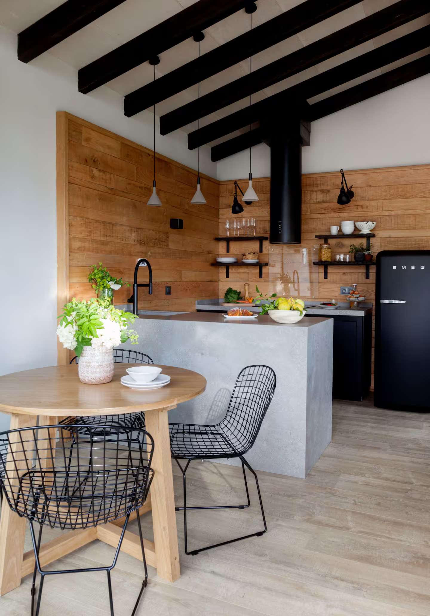 salle à manger avec cuisine ouverte décoration contemporaine maison en bois de 80m2 dans les Asturies salle à manger avec cuisine ouverte décoration contemporaine maison en bois de 80m2 dans les Asturies