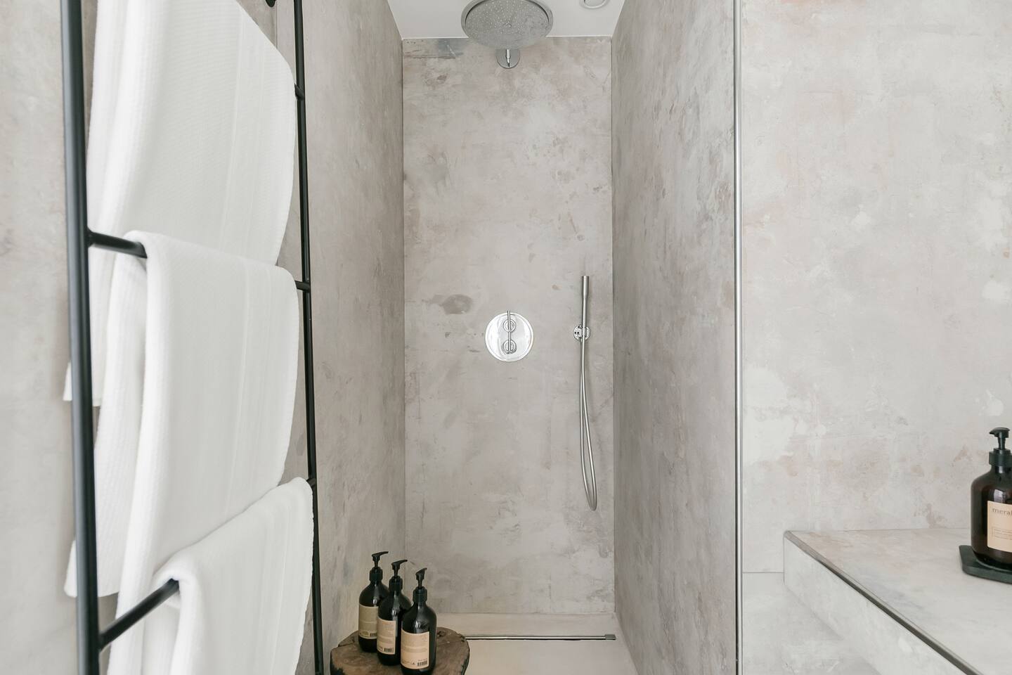 salle de bain design grise