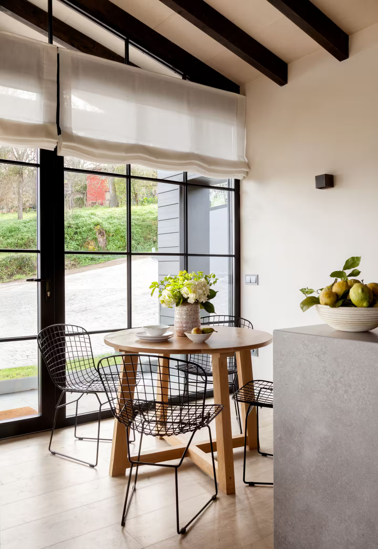 salle à manger avec poutres décoration contemporaine maison en bois de 80m2 dans les Asturies salle à manger avec poutres décoration contemporaine maison en bois de 80m2 dans les Asturies