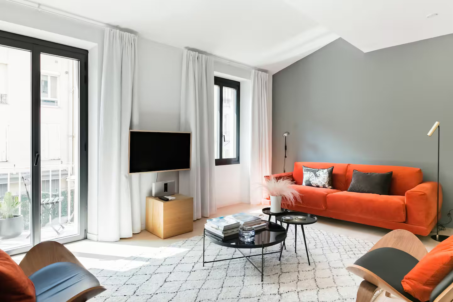 salon avec canapé orange décoration design