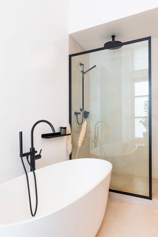 salle de bain design appartement rénové Photo : © Pierre Emmanuel Faivre