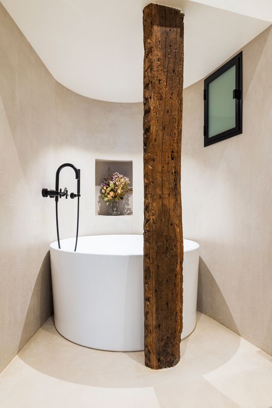 salle de bain design appartement rénové Photo : © Pierre Emmanuel Faivre