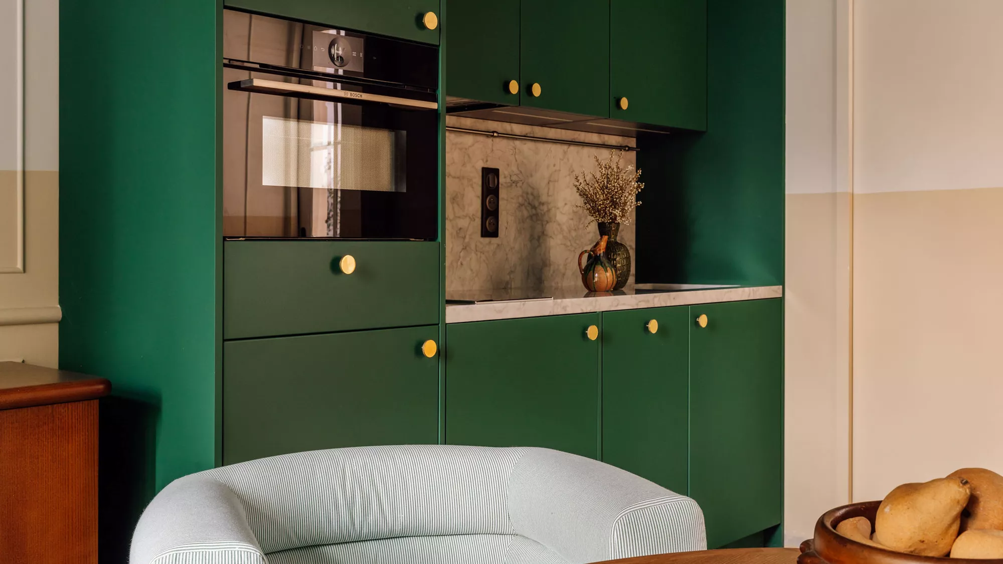 cuisine verte appartement Paris 41m2 le Jardin de Verre Photo : © Francisco Nogueira