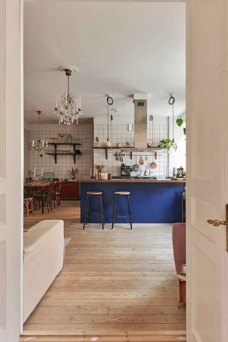 cuisine ouverte bleue décoration scandinave appartement 69m2