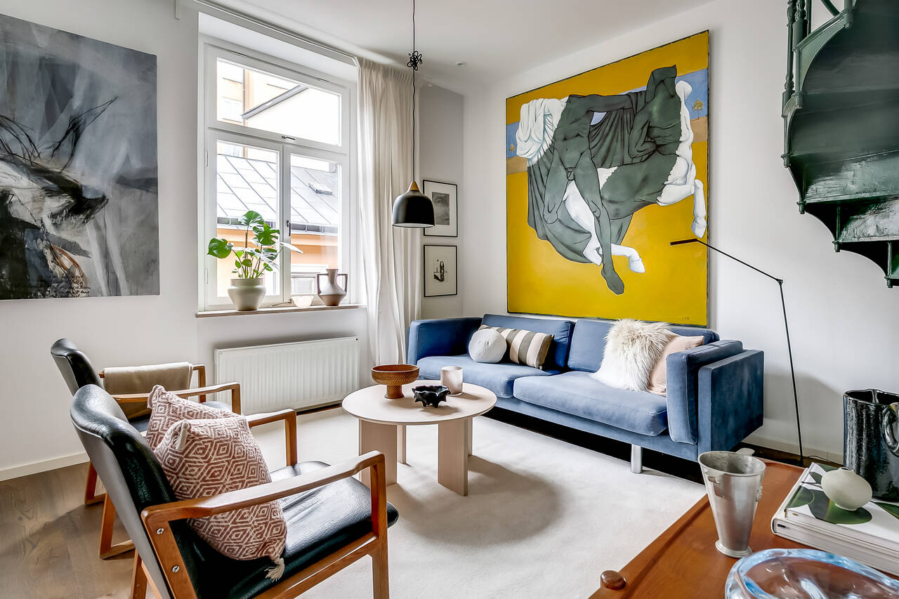 salon avec escalier vert en colimaçon appartement 100m2 en duplex