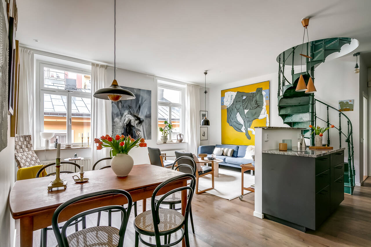salon avec escalier vert en colimaçon appartement 100m2 en duplex