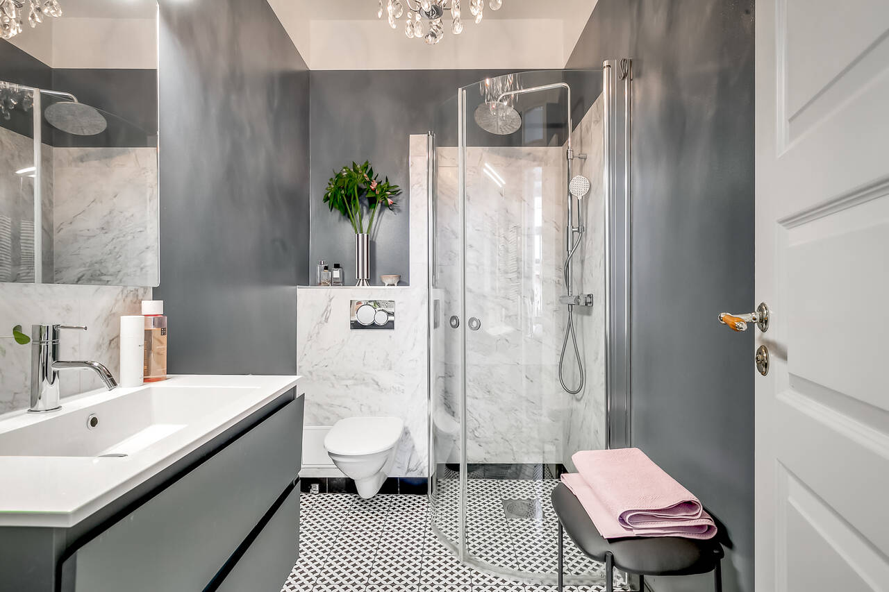 salle de bain grise