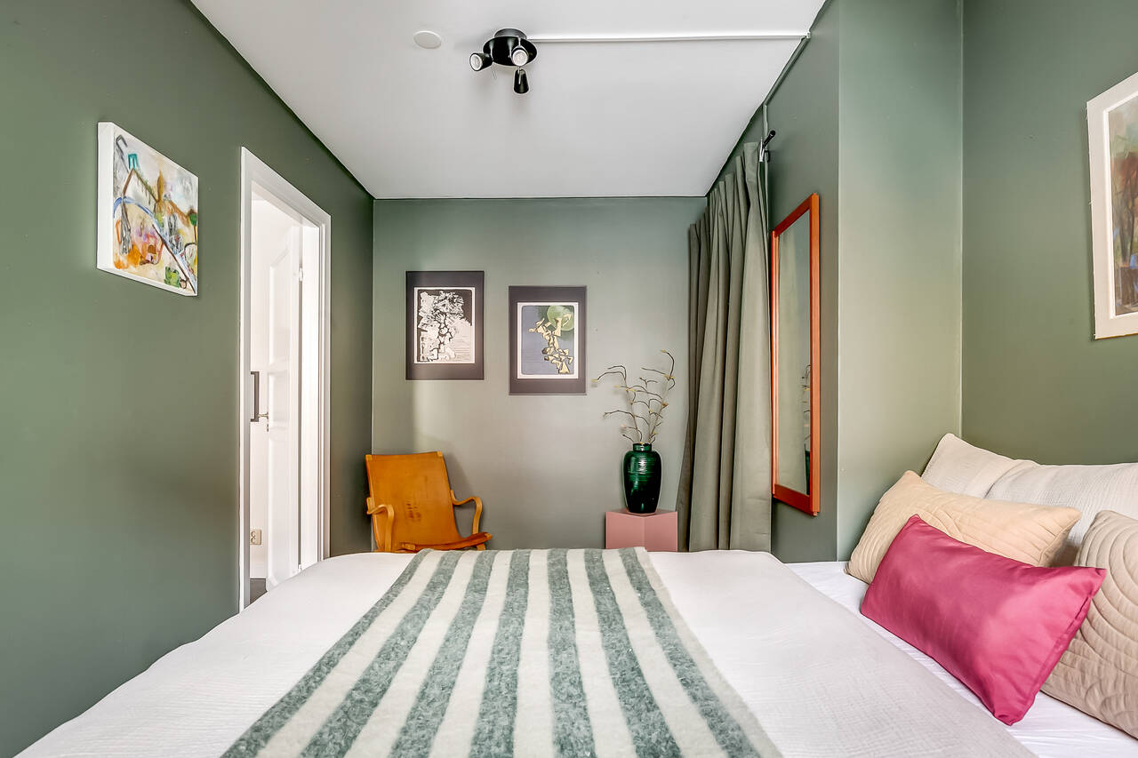 chambre mansardée verte