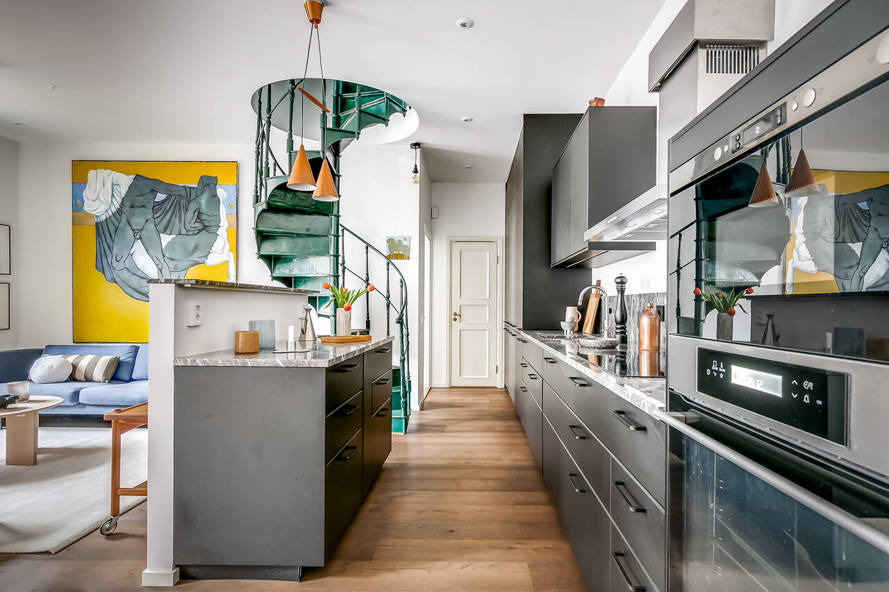 cuisine ouverte et salon avec escalier vert en colimaçon appartement 100m2 en duplex