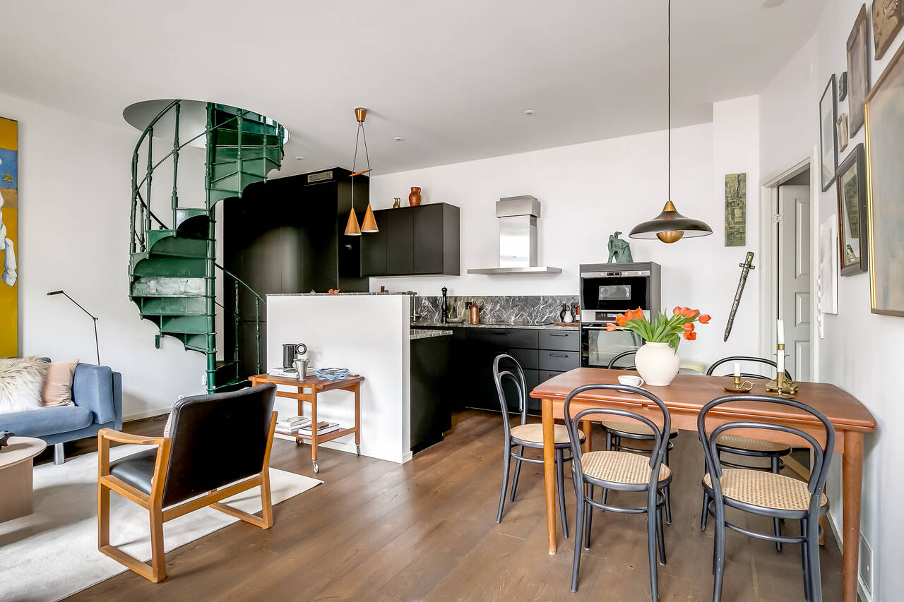 cuisine ouverte et salon avec escalier vert en colimaçon appartement 100m2 en duplex
