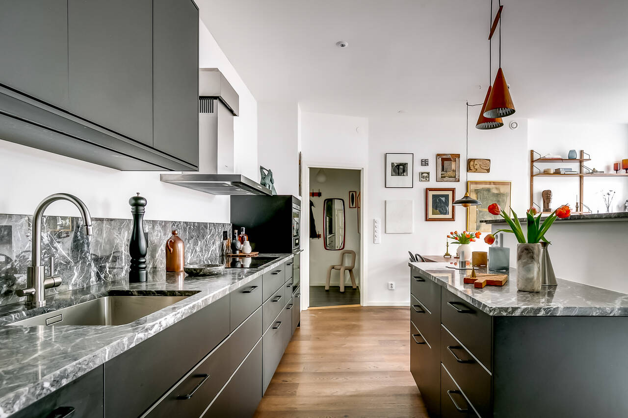 cuisine ouverte noire appartement 100m2 en duplex