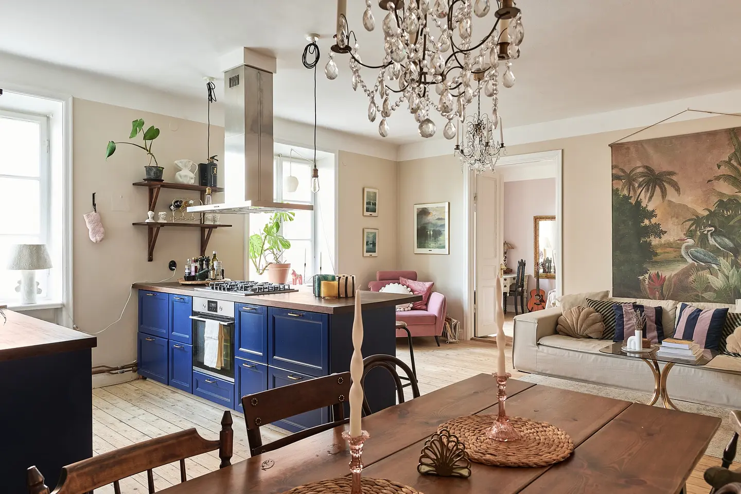 cuisine ouverte bleue et salon décoration scandinave appartement 69m2