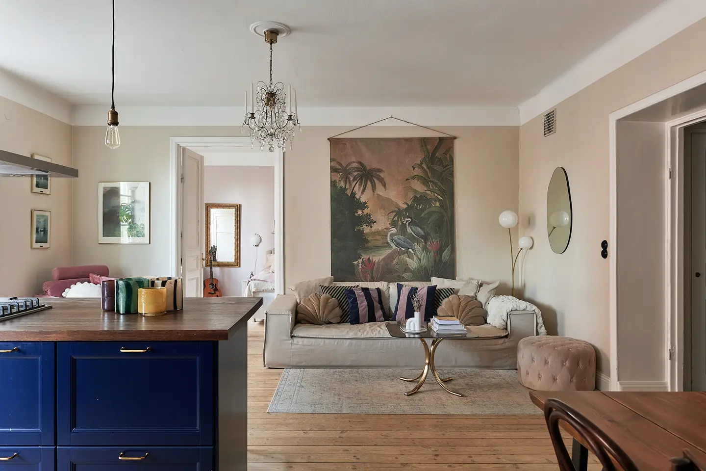 cuisine ouverte bleue et salon décoration scandinave appartement 69m2