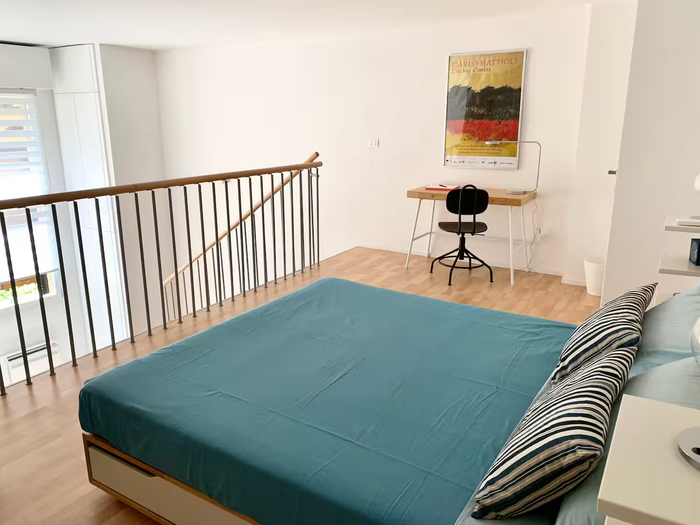 chambre sur mezzanine appartement décoration design Blue Loft Bologne Italie