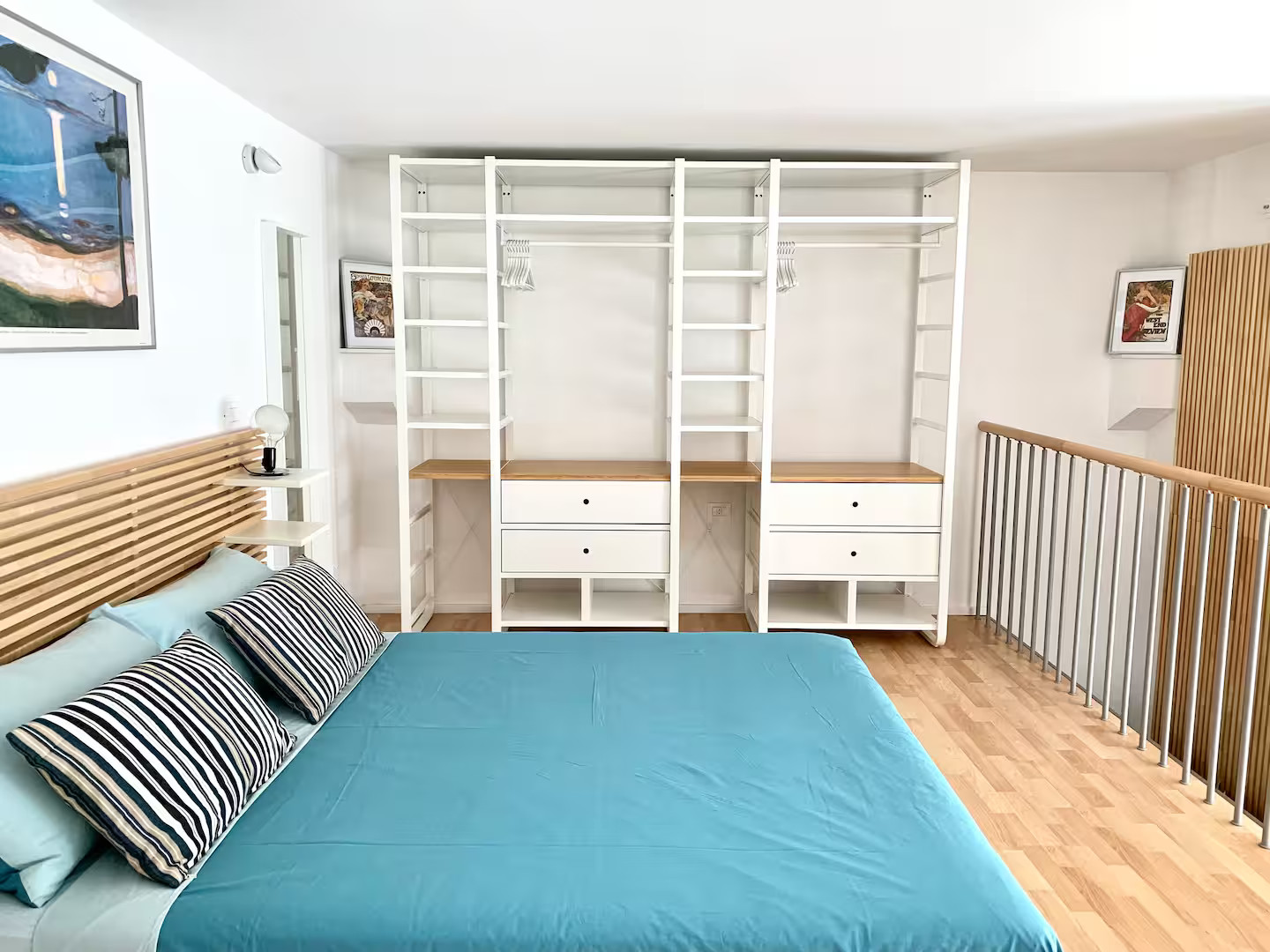 chambre sur mezzanine avec dressing ouvert Blue Loft Bologne Italie