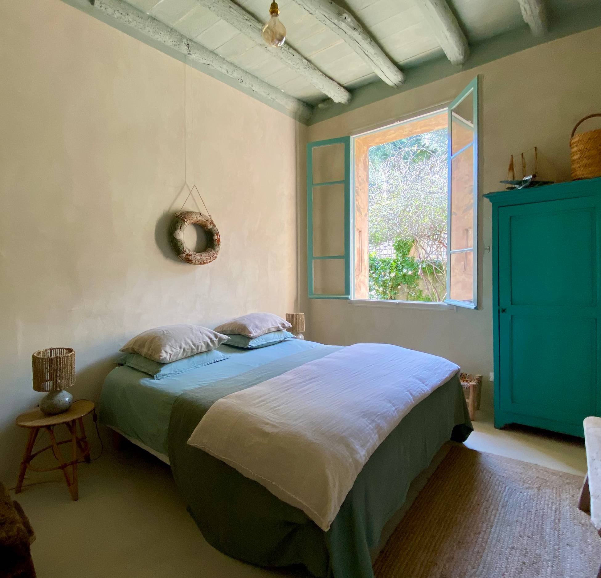 chambre poutres vertes décoration rustique chic et vintage Casetta du Cap maison Corse chambre poutres vertes décoration rustique chic et vintage Casetta du Cap maison Corse