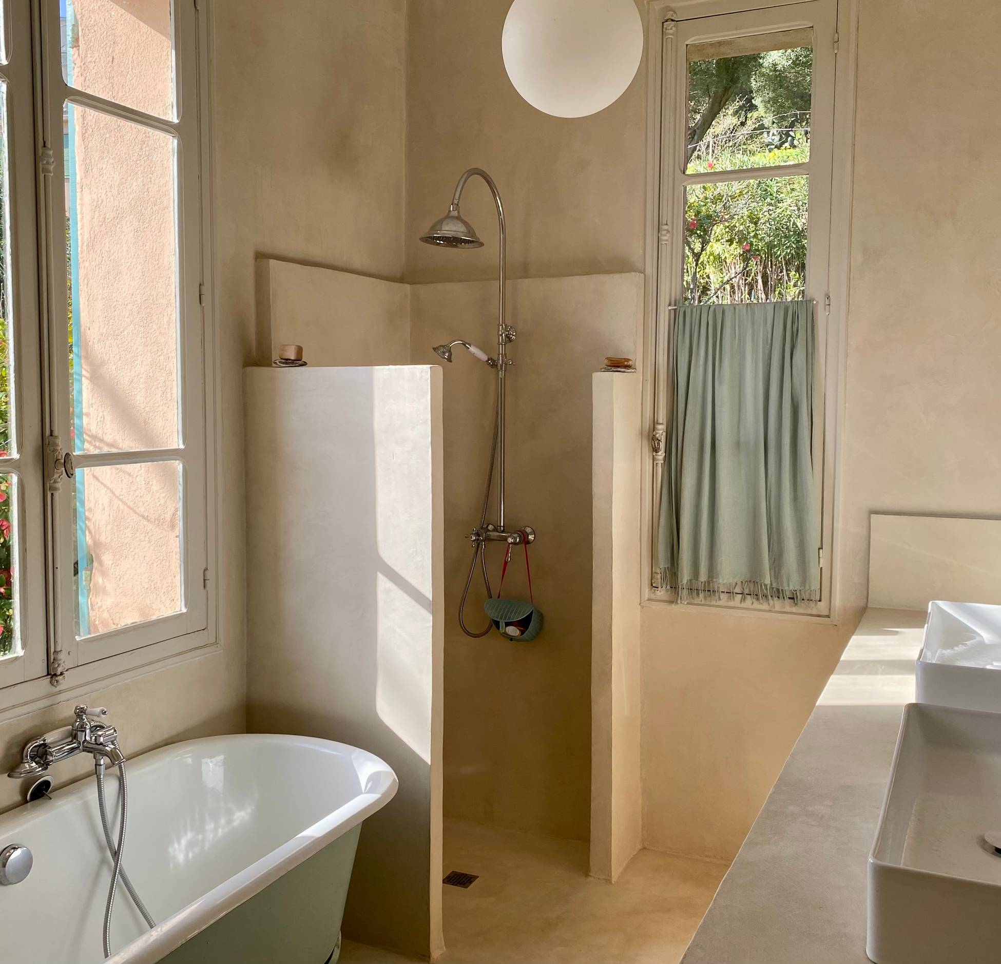 salle de bain décoration rustique chic et vintage Casetta du Cap maison Corse salle de bain décoration rustique chic et vintage Casetta du Cap maison Corse