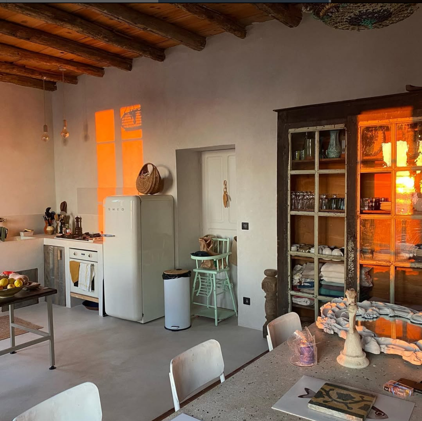 cuisine et salle à manger décoration rustique chic et vintage Casetta du Cap maison Corse cuisine et salle à manger décoration rustique chic et vintage Casetta du Cap maison Corse