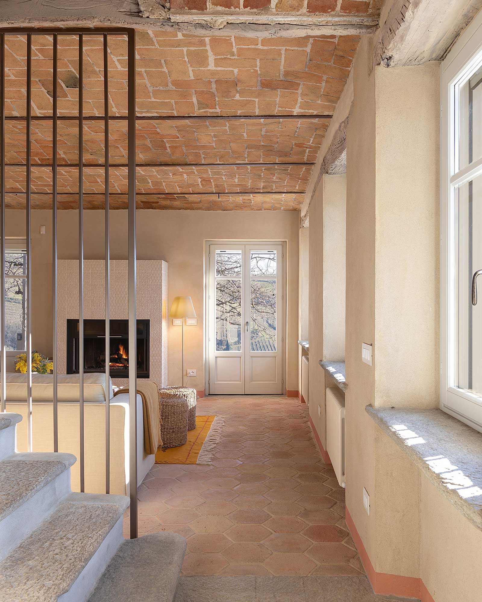 salon avec cheminée plafond à voûtains maison de campagne Italie, Casa Moscata salon avec cheminée plafond à voûtains maison de campagne Italie, Casa Moscata