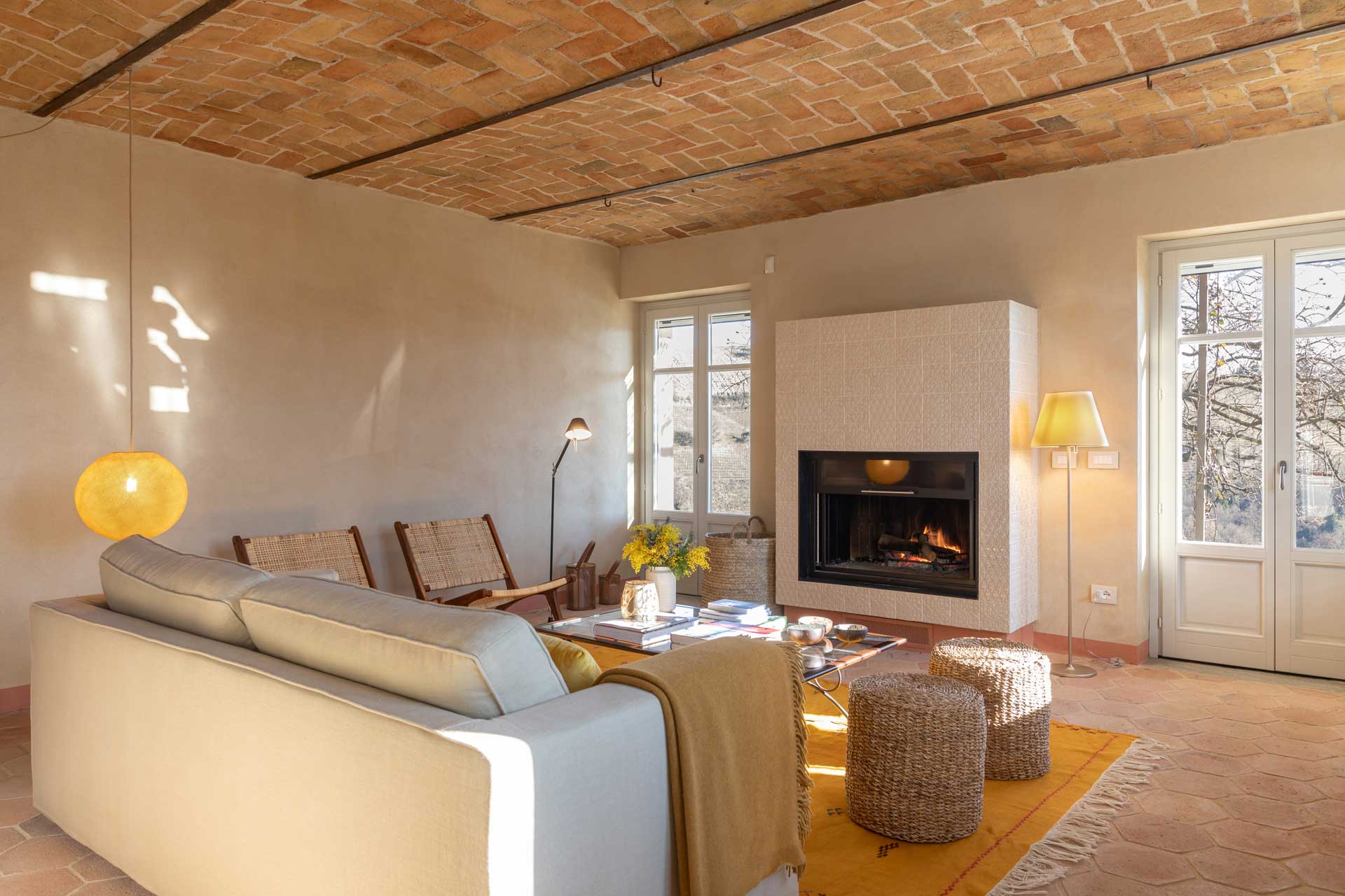 salon avec cheminée plafond à voûtains maison de campagne Italie, Casa Moscata salon avec cheminée plafond à voûtains maison de campagne Italie, Casa Moscata