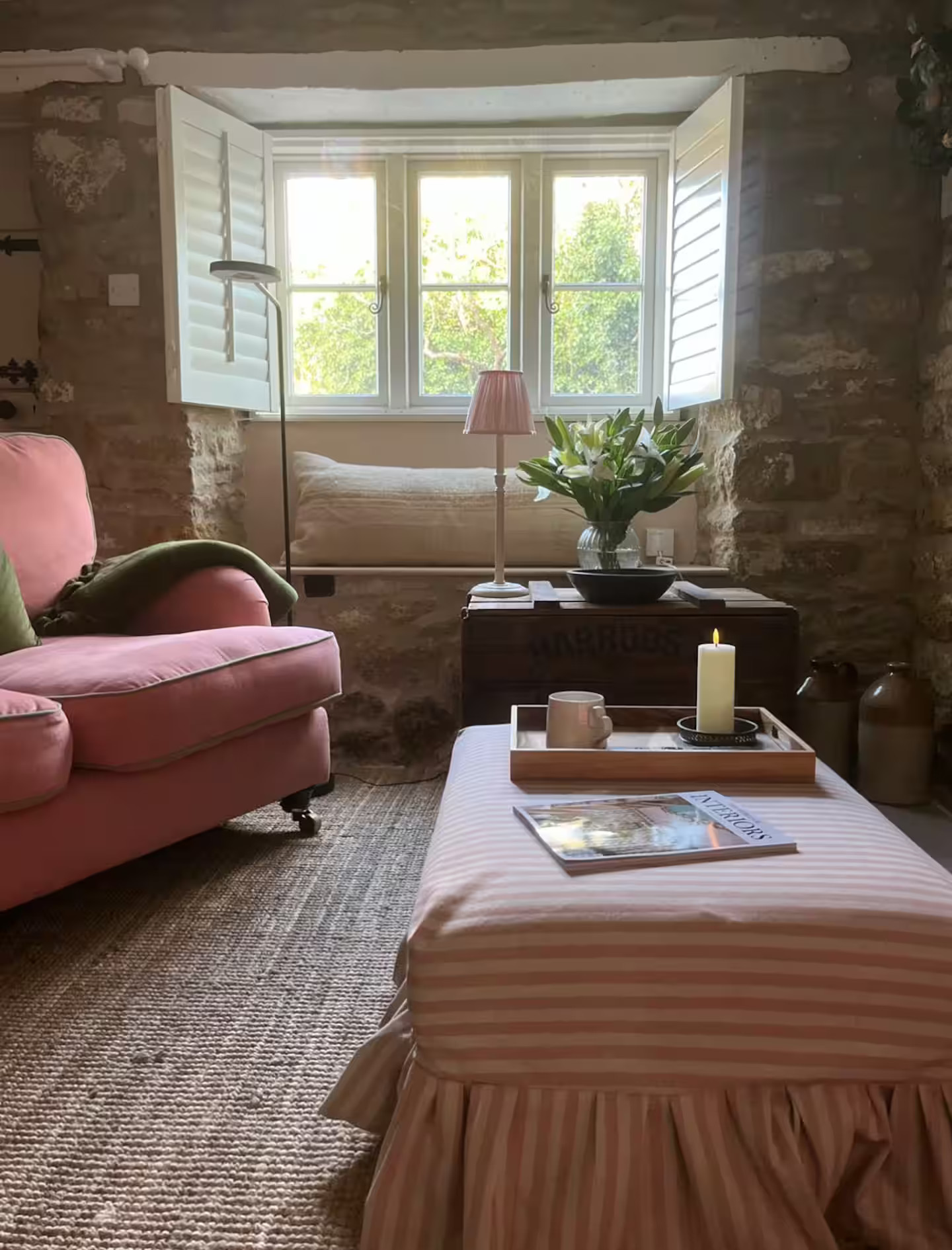 salon avec murs en pierres décoration rustique chic