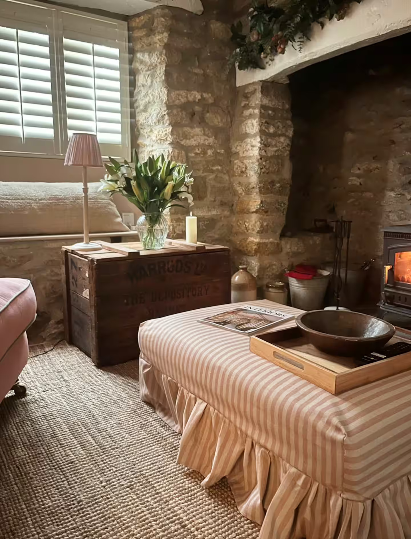 salon avec murs en pierres décoration rustique chic