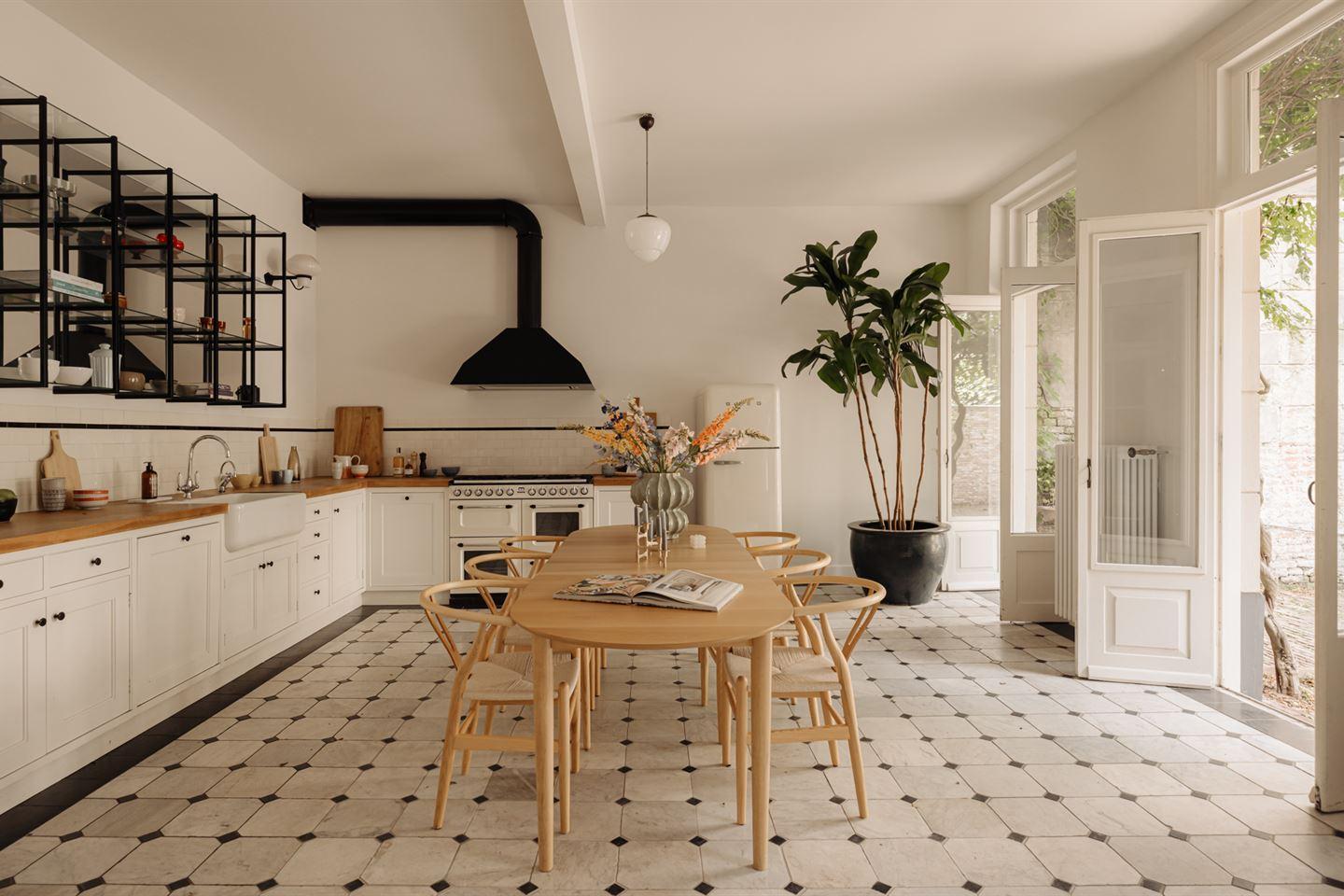 grande cuisine style rustique chic maison de ville Amsterdam sol cabochons noirs grande cuisine style rustique chic maison de ville Amsterdam sol cabochons noirs