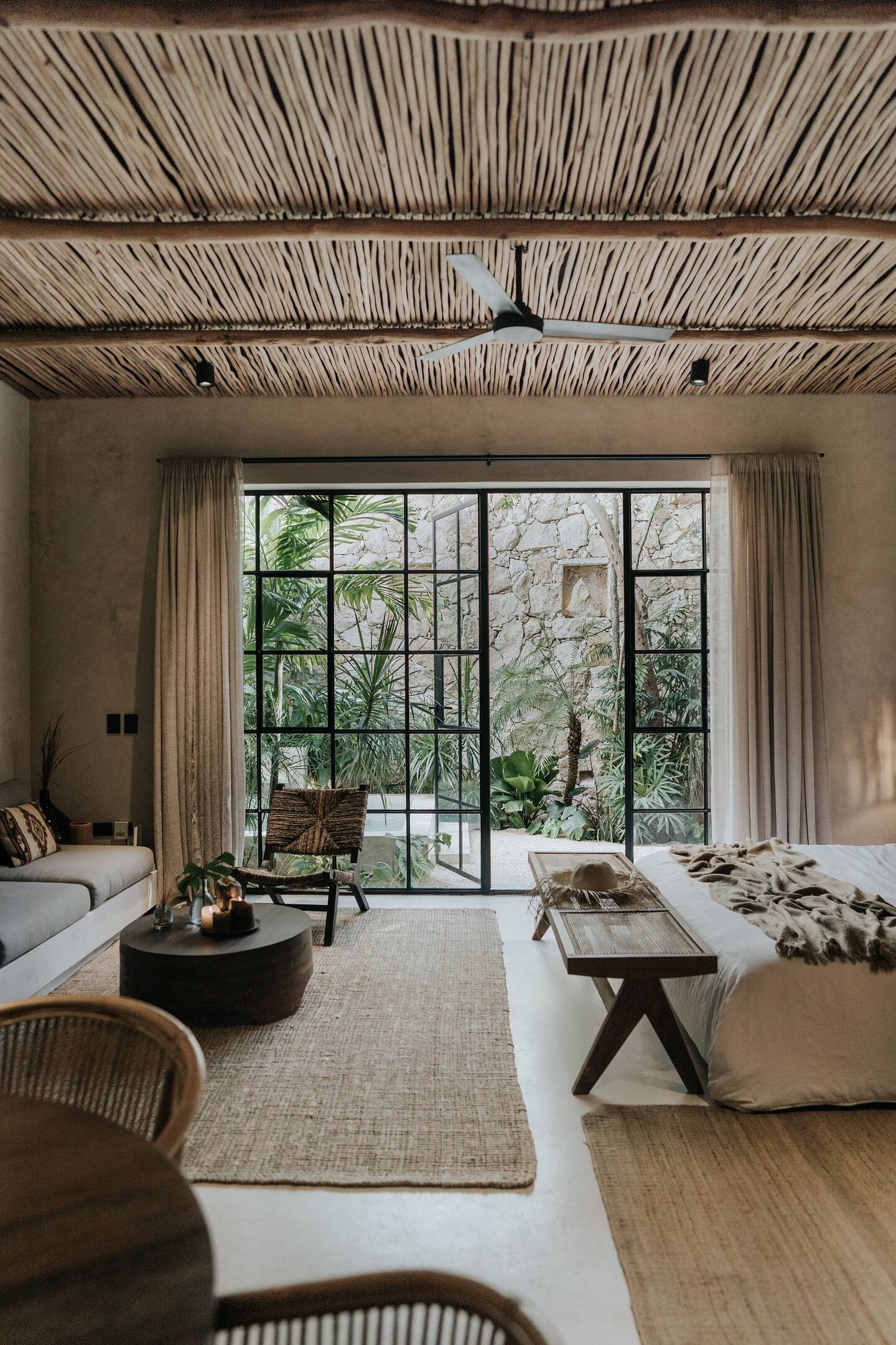 salon et chambre appartement décoration naturelle avec jardin et piscine à Tulum salon et chambre appartement décoration naturelle avec jardin et piscine à Tulum