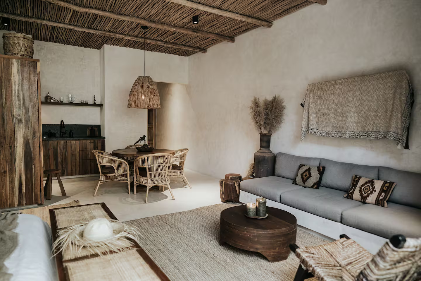 salon et cuisine appartement décoration naturelle avec jardin et piscine à Tulum salon et cuisine appartement décoration naturelle avec jardin et piscine à Tulum