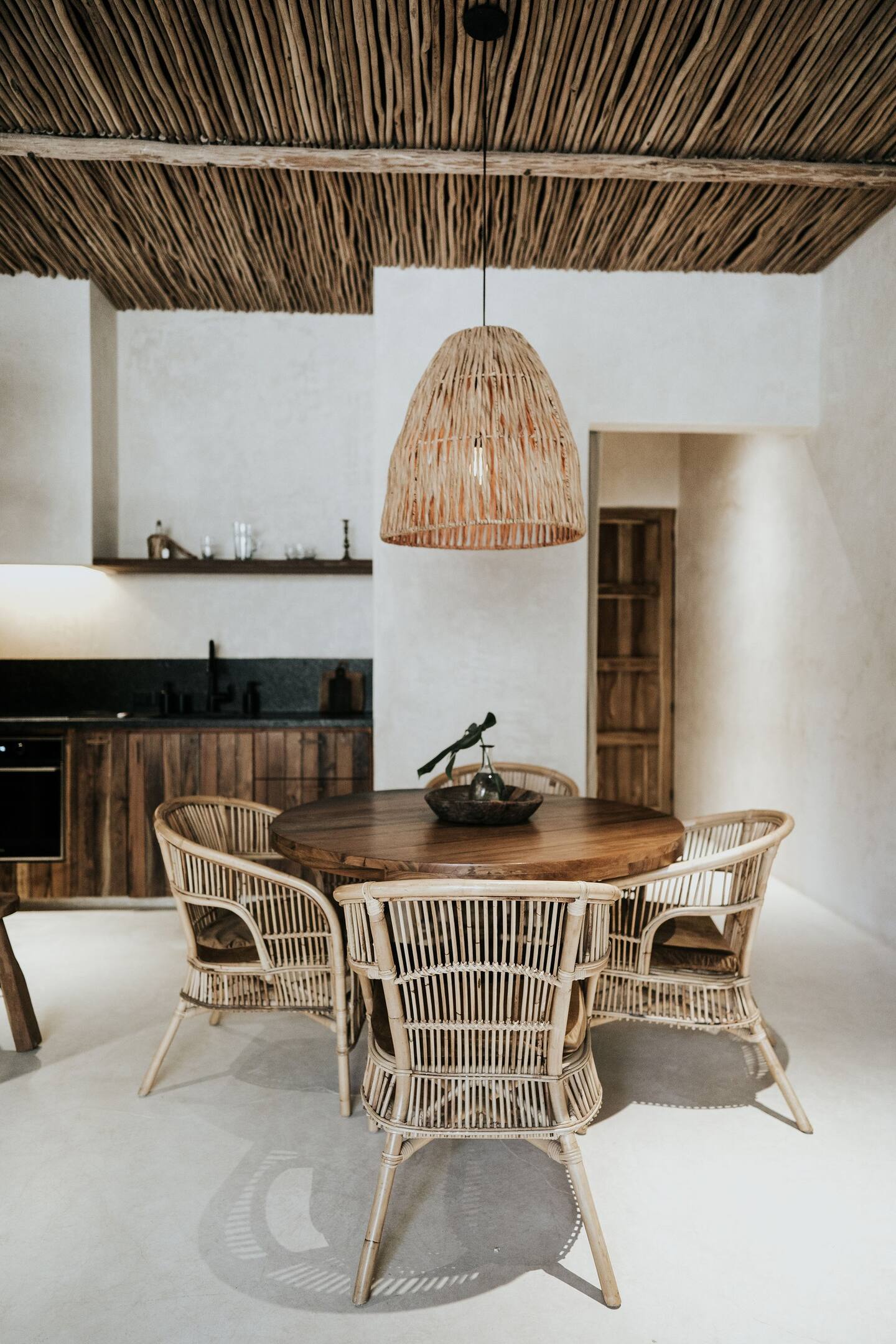 salle à manger et cuisine appartement décoration naturelle avec jardin et piscine à Tulum salle à manger et cuisine appartement décoration naturelle avec jardin et piscine à Tulum