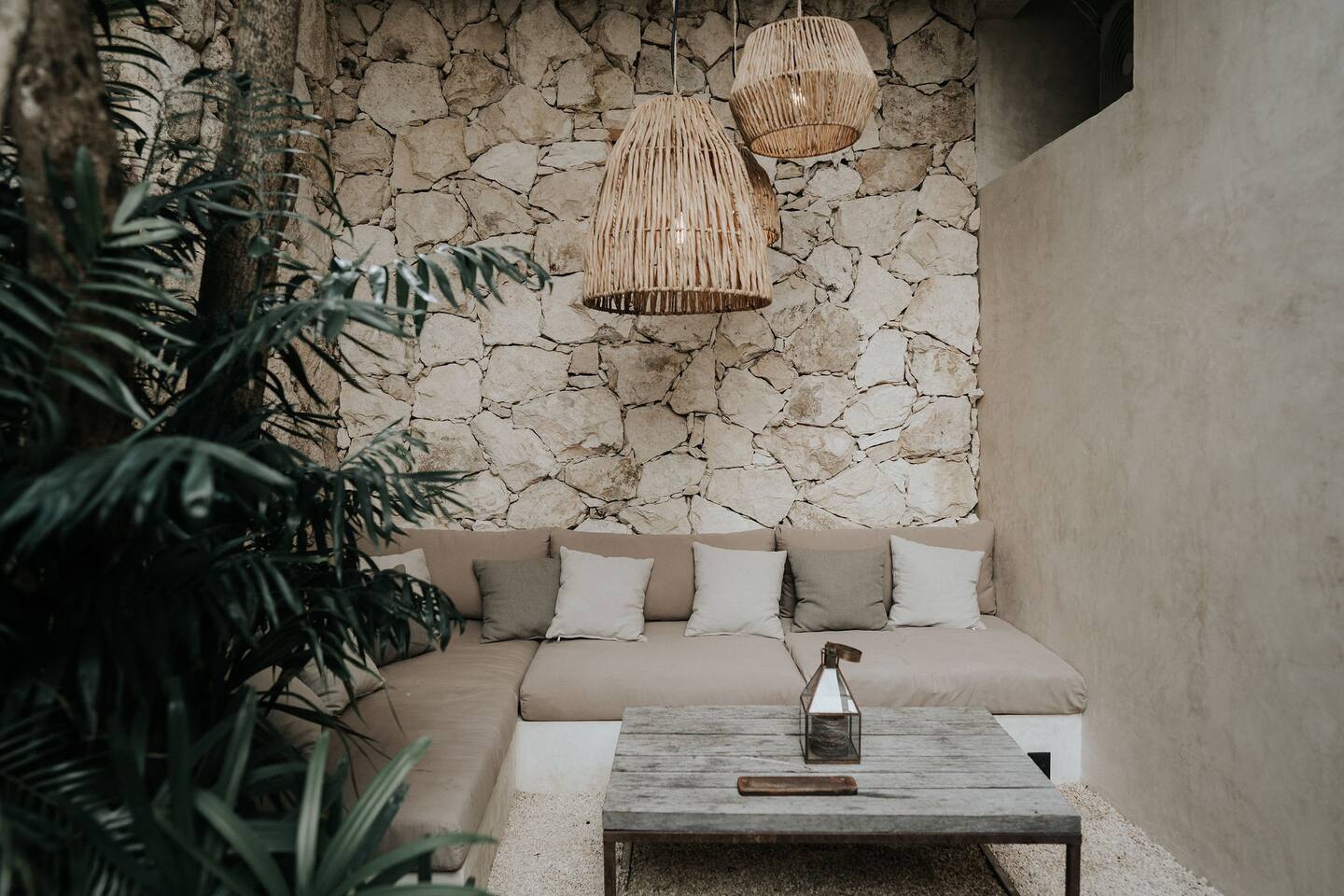terrasse mur en pierres appartement avec jardin et piscine à Tulum terrasse mur en pierres appartement avec jardin et piscine à Tulum