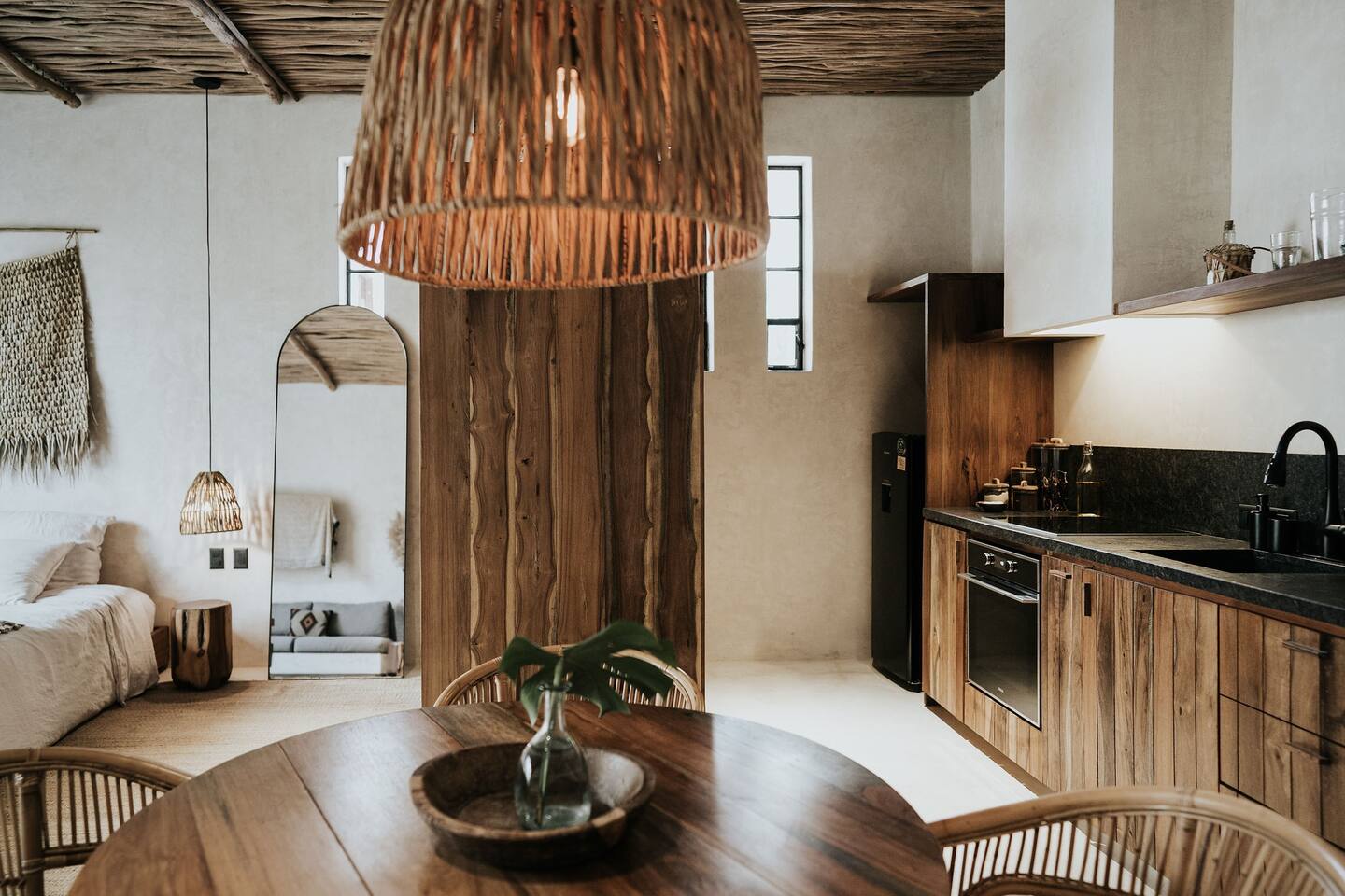 salle à manger cuisine et chambre appartement décoration naturelle avec jardin et piscine à Tulum salle à manger cuisine et chambre appartement décoration naturelle avec jardin et piscine à Tulum