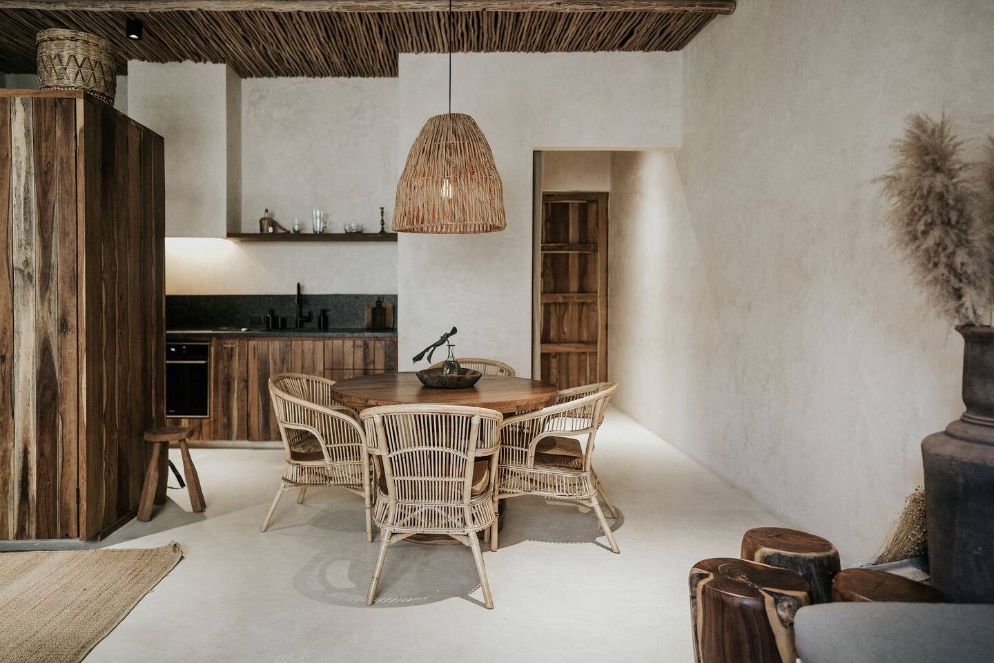 salon et cuisine appartement décoration naturelle avec jardin et piscine à Tulum salon et cuisine appartement décoration naturelle avec jardin et piscine à Tulum