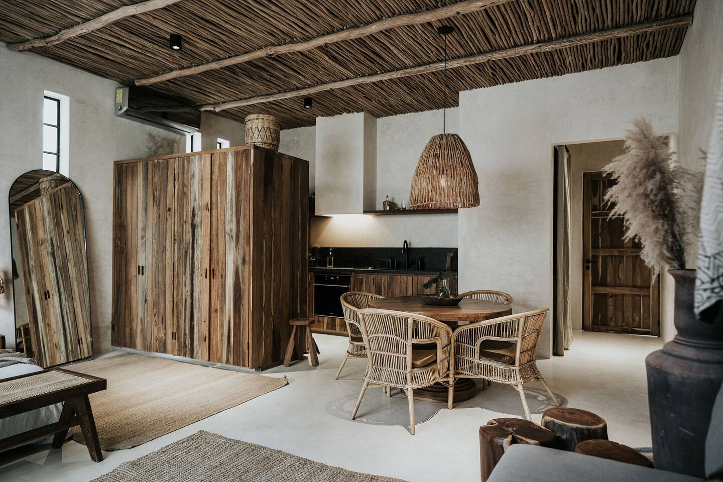 salon et cuisine appartement décoration naturelle avec jardin et piscine à Tulum salon et cuisine appartement décoration naturelle avec jardin et piscine à Tulum